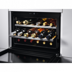 Réfrigérateur à Vin AEG - pour stocker 18 bouteilles de vin - KWK884520M